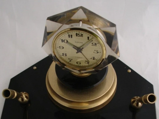 Reloj despertador musical Europa. Metal dorado y resina negra. Alemania. 1960 Reloj despertador musical Europa. Metal dorado y resina negra. Alemania. 1960