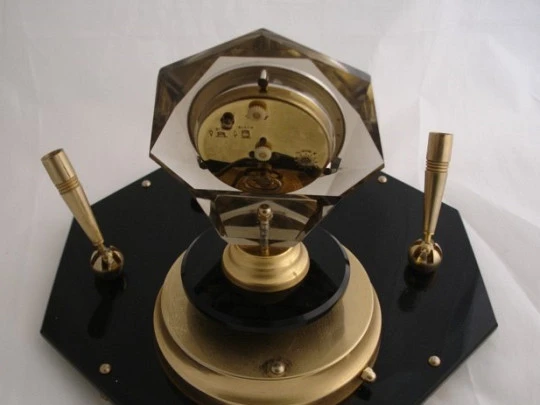 Reloj despertador musical Europa. Metal dorado y resina negra. Alemania. 1960 Reloj despertador musical Europa. Metal dorado y resina negra. Alemania. 1960