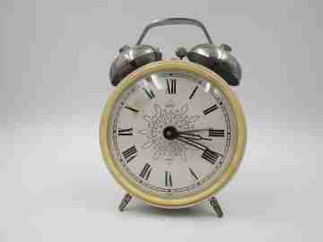 Reloj despertador Orel. Plástico bicolor y metal plateado. Cuerda. URSS. 1970