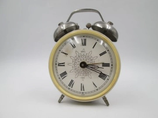 Reloj despertador Orel. Plástico bicolor y metal plateado. Cuerda. URSS. 1970