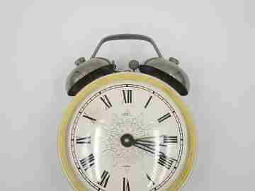Reloj despertador Orel. Plástico bicolor y metal plateado. Cuerda. URSS. 1970