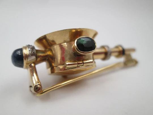 Reloj joya mecánico Movado. Oro 18k, diamantes, zafiros y esmeraldas. 1930