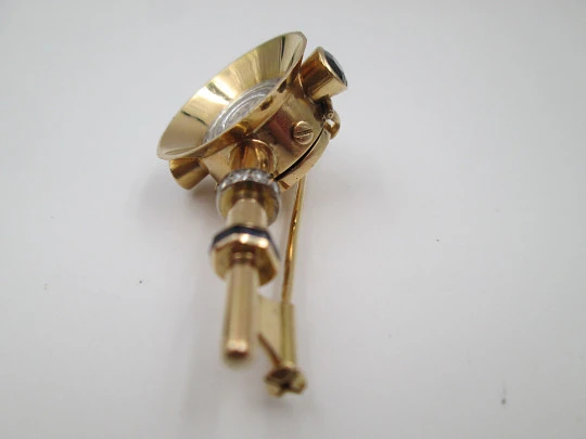 Reloj joya mecánico Movado. Oro 18k, diamantes, zafiros y esmeraldas. 1930