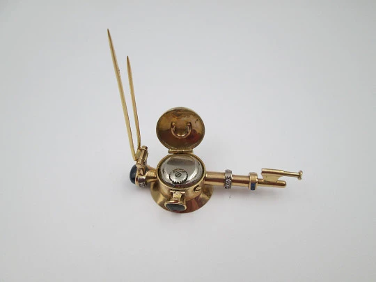 Reloj joya mecánico Movado. Oro 18k, diamantes, zafiros y esmeraldas. 1930
