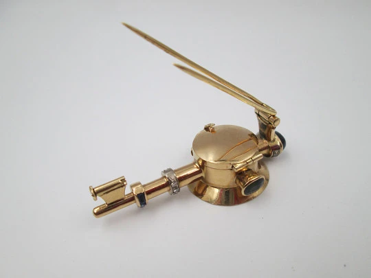 Reloj joya mecánico Movado. Oro 18k, diamantes, zafiros y esmeraldas. 1930