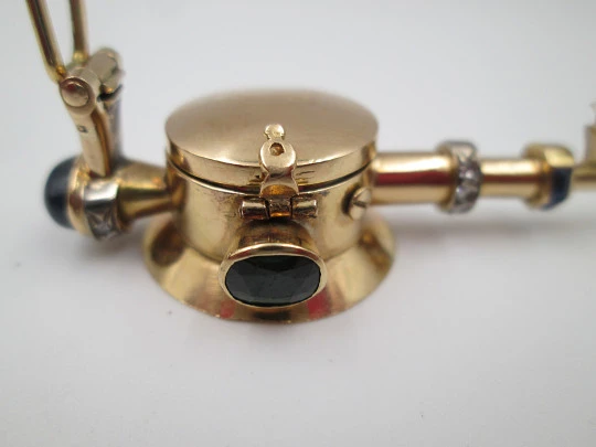 Reloj joya mecánico Movado. Oro 18k, diamantes, zafiros y esmeraldas. 1930