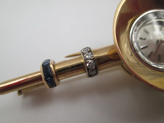 Reloj joya mecánico Movado. Oro 18k, diamantes, zafiros y esmeraldas. 1930