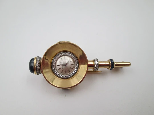Reloj joya mecánico Movado. Oro 18k, diamantes, zafiros y esmeraldas. 1930