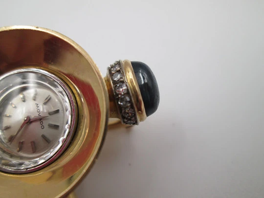 Reloj joya mecánico Movado. Oro 18k, diamantes, zafiros y esmeraldas. 1930