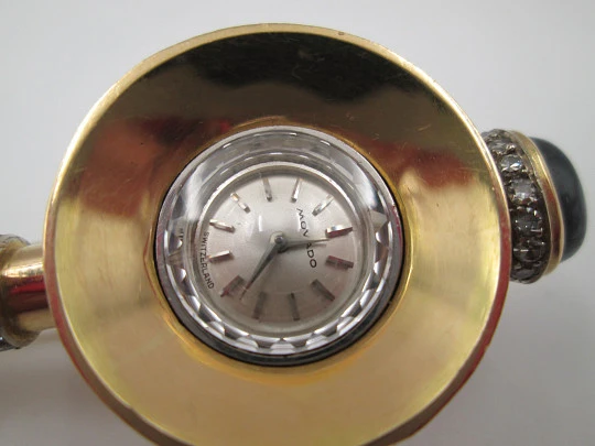 Reloj joya mecánico Movado. Oro 18k, diamantes, zafiros y esmeraldas. 1930