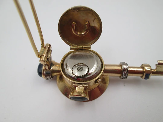 Reloj joya mecánico Movado. Oro 18k, diamantes, zafiros y esmeraldas. 1930