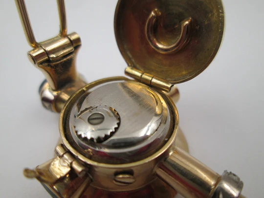 Reloj joya mecánico Movado. Oro 18k, diamantes, zafiros y esmeraldas. 1930