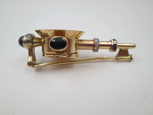 Reloj joya mecánico Movado. Oro 18k, diamantes, zafiros y esmeraldas. 1930