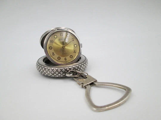 Reloj llavero rueda automóvil Shivas. Plata de ley 935. Cuarzo. Dial dorado. Suiza. 1980
