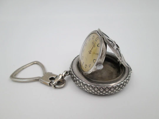 Reloj llavero rueda automóvil Shivas. Plata de ley 935. Cuarzo. Dial dorado. Suiza. 1980