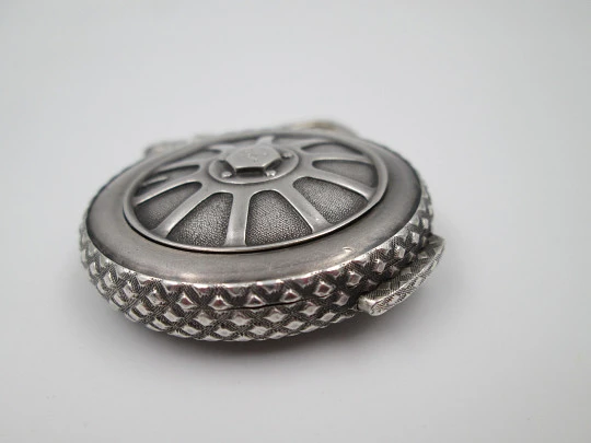 Reloj llavero rueda automóvil Shivas. Plata de ley 935. Cuarzo. Dial dorado. Suiza. 1980