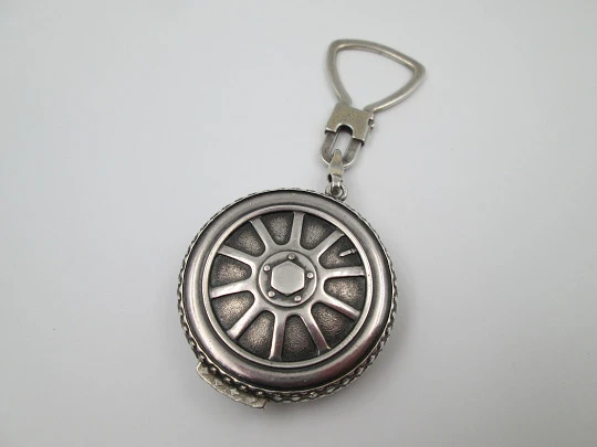 Reloj llavero rueda automóvil Shivas. Plata de ley 935. Cuarzo. Dial dorado. Suiza. 1980