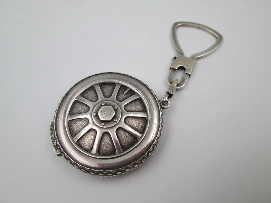 Reloj llavero rueda automóvil Shivas. Plata de ley 935. Cuarzo. Dial dorado. Suiza. 1980
