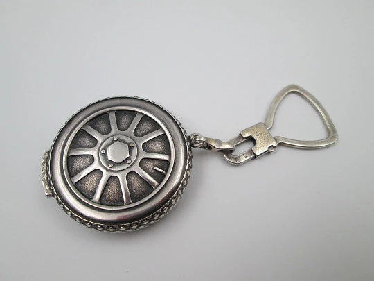 Reloj llavero rueda automóvil Shivas. Plata de ley 935. Cuarzo. Dial dorado. Suiza. 1980