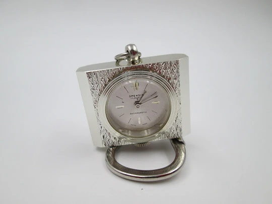 Reloj llavero Spendid. Metal plateado. Cuerda manual. Forma rectangular. Suiza. 1980