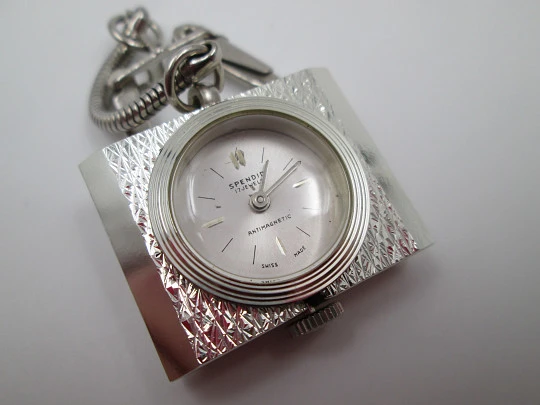 Reloj llavero Spendid. Metal plateado. Cuerda manual. Forma rectangular. Suiza. 1980
