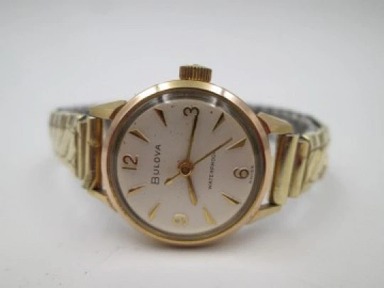 Reloj mujer Bulova. Acero y chapado oro. Brazalete extensible. Cuerda. 1960