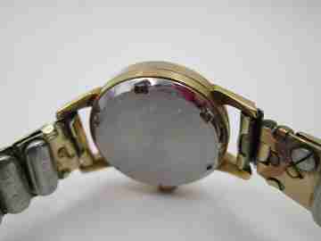 Reloj mujer Bulova. Acero y chapado oro. Brazalete extensible. Cuerda. 1960