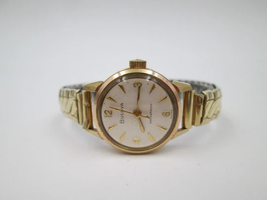 Reloj mujer Bulova. Acero y chapado oro. Brazalete extensible. Cuerda. 1960