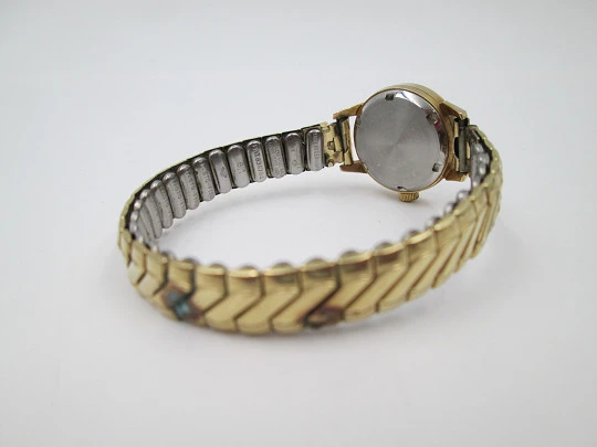 Reloj mujer Bulova. Acero y chapado oro. Brazalete extensible. Cuerda. 1960