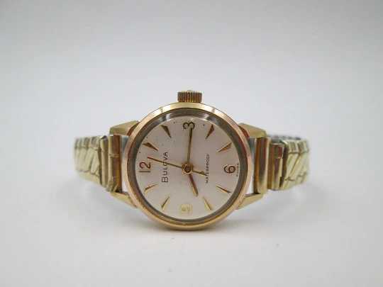 Reloj mujer Bulova. Acero y chapado oro. Brazalete extensible. Cuerda. 1960