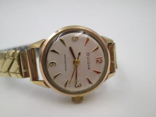 Reloj mujer Bulova. Acero y chapado oro. Brazalete extensible. Cuerda. 1960