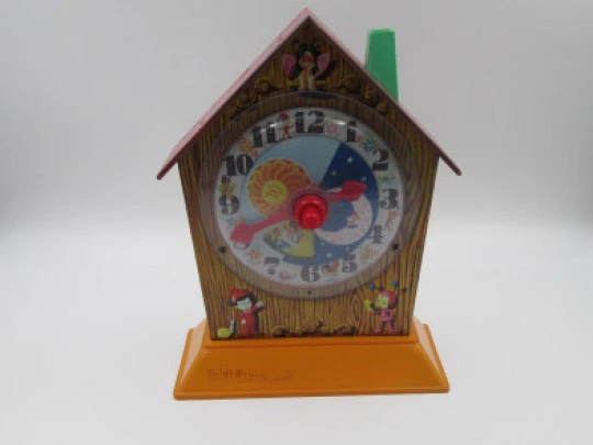 Reloj musical Puck con hucha. Hojalata litografiada y plástico. Juguetes Rico. 1970