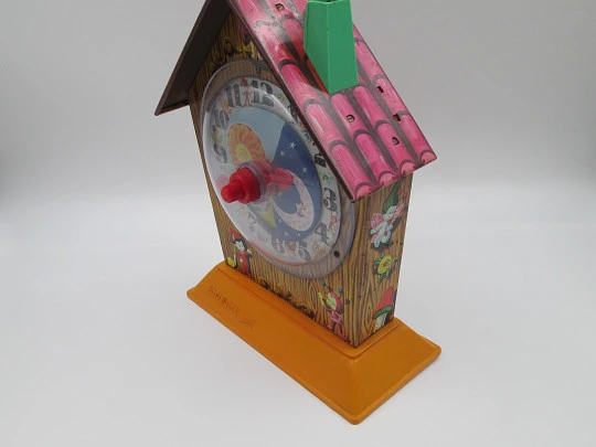 Reloj musical Puck con hucha. Hojalata litografiada y plástico. Juguetes Rico. 1970