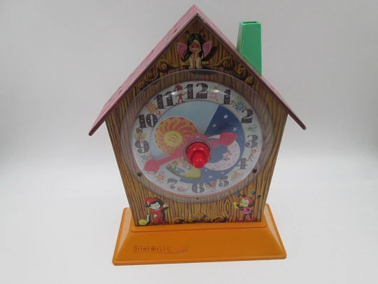 Reloj musical Puck con hucha. Hojalata litografiada y plástico. Juguetes Rico. 1970