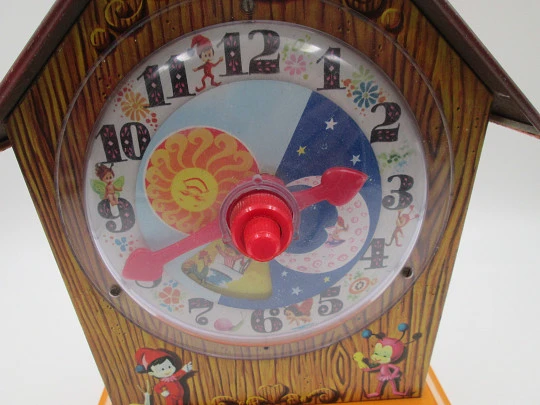 Reloj musical Puck con hucha. Hojalata litografiada y plástico. Juguetes Rico. 1970