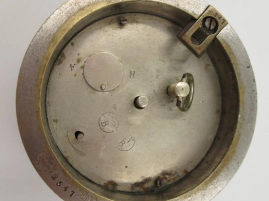 Reloj pisapapeles de sobremesa y despacho. Bronce niquelado. Cuerda. Calendario. 1930 Reloj pisapapeles de sobremesa y despacho. Bronce niquelado. Cuerda. Calendario. 1930