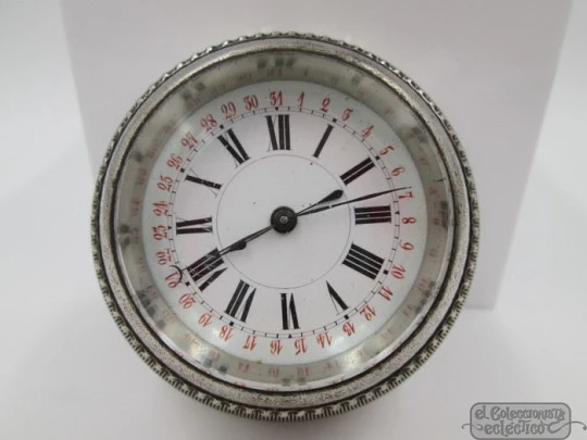 Reloj pisapapeles de sobremesa y despacho. Bronce niquelado. Cuerda. Calendario. 1930 Reloj pisapapeles de sobremesa y despacho. Bronce niquelado. Cuerda. Calendario. 1930