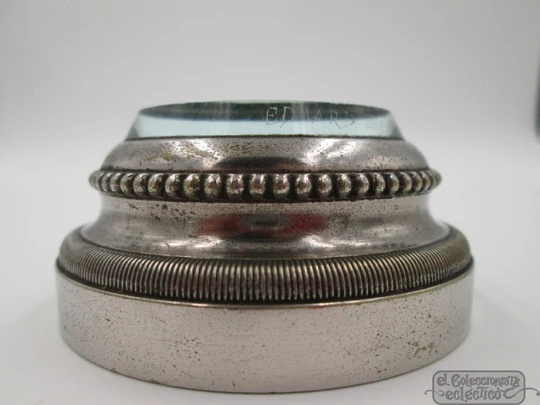 Reloj pisapapeles de sobremesa y despacho. Bronce niquelado. Cuerda. Calendario. 1930 Reloj pisapapeles de sobremesa y despacho. Bronce niquelado. Cuerda. Calendario. 1930