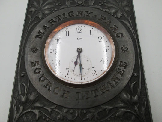 Reloj publicitario pisapapeles de sobremesa Lip. Hierro decorado. Cuerda manual. 1950 Reloj publicitario pisapapeles de sobremesa Lip. Hierro decorado. Cuerda manual. 1950