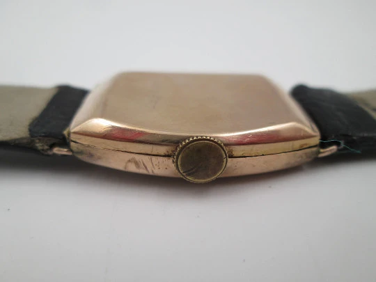 Reloj pulsera asas fijas. Oro 9 quilates. Caja rectangular. Segundero. Suiza. 1940