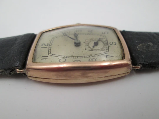 Reloj pulsera asas fijas. Oro 9 quilates. Caja rectangular. Segundero. Suiza. 1940