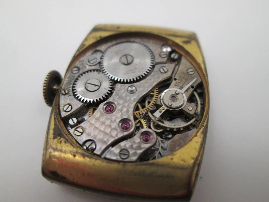 Reloj pulsera asas fijas. Oro 9 quilates. Caja rectangular. Segundero. Suiza. 1940