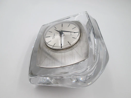 Reloj sobremesa Daum Electric / Kienzle. Cristal y metal plateado. 1960. Francia