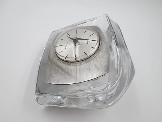 Reloj sobremesa Daum Electric. Cristal y metal plateado. 1960. Francia