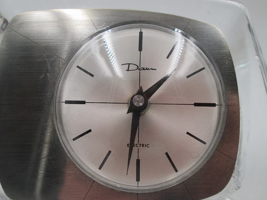 Reloj sobremesa Daum Electric. Cristal y metal plateado. 1960. Francia