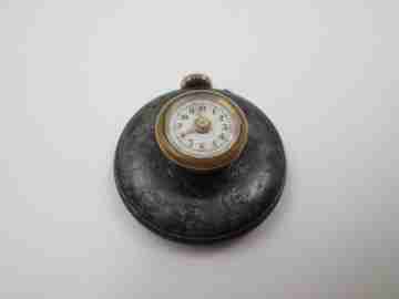 Reloj solapa. Hierro y metal dorado. Esfera blanca. 1890. Remontoir