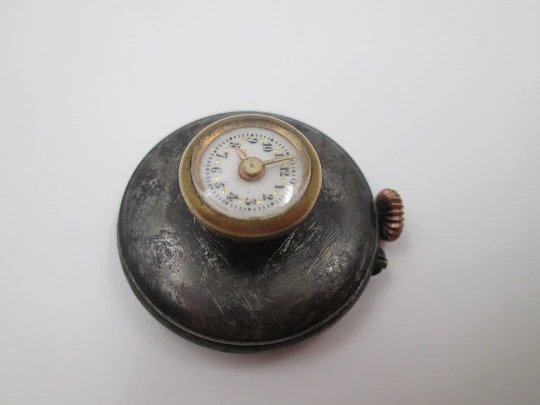 Reloj solapa. Hierro y metal dorado. Esfera blanca. 1890. Remontoir