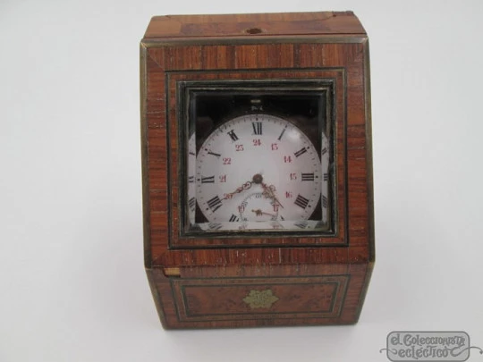 Relojera de sobremesa. Bronce, madera de raíz y cristal biselado. 1910