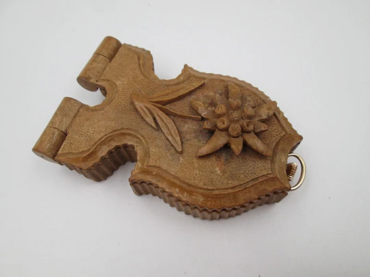 Relojera de viaje en madera. Tapa articulada. Motivo floral en relieve. Europa. 1940