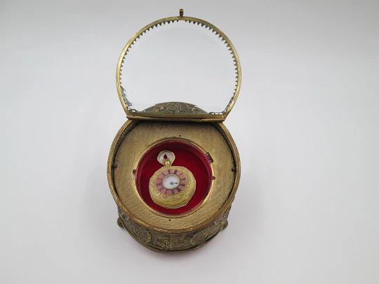 Relojera sobremesa decorada. Metal dorado y cristal biselado. 1900. Relieve